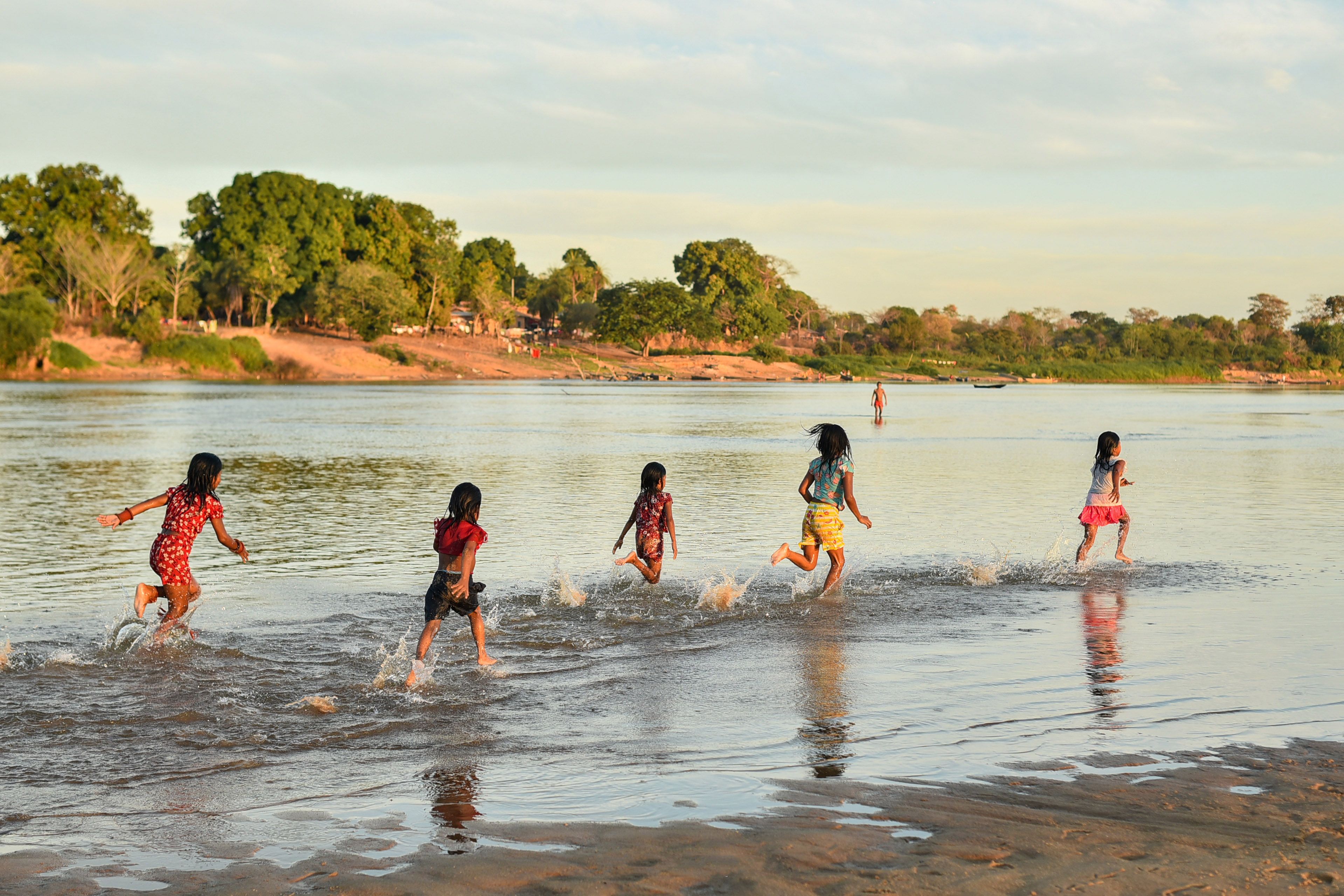 Sensação de liberdade com essa imagem de crianças da Aldeia Macaúba no Rio Araguaia
