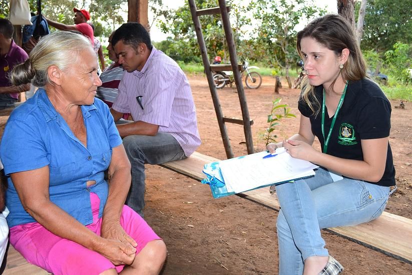 Lavradora Alzira Miranda de Oliveira é entrevistada.