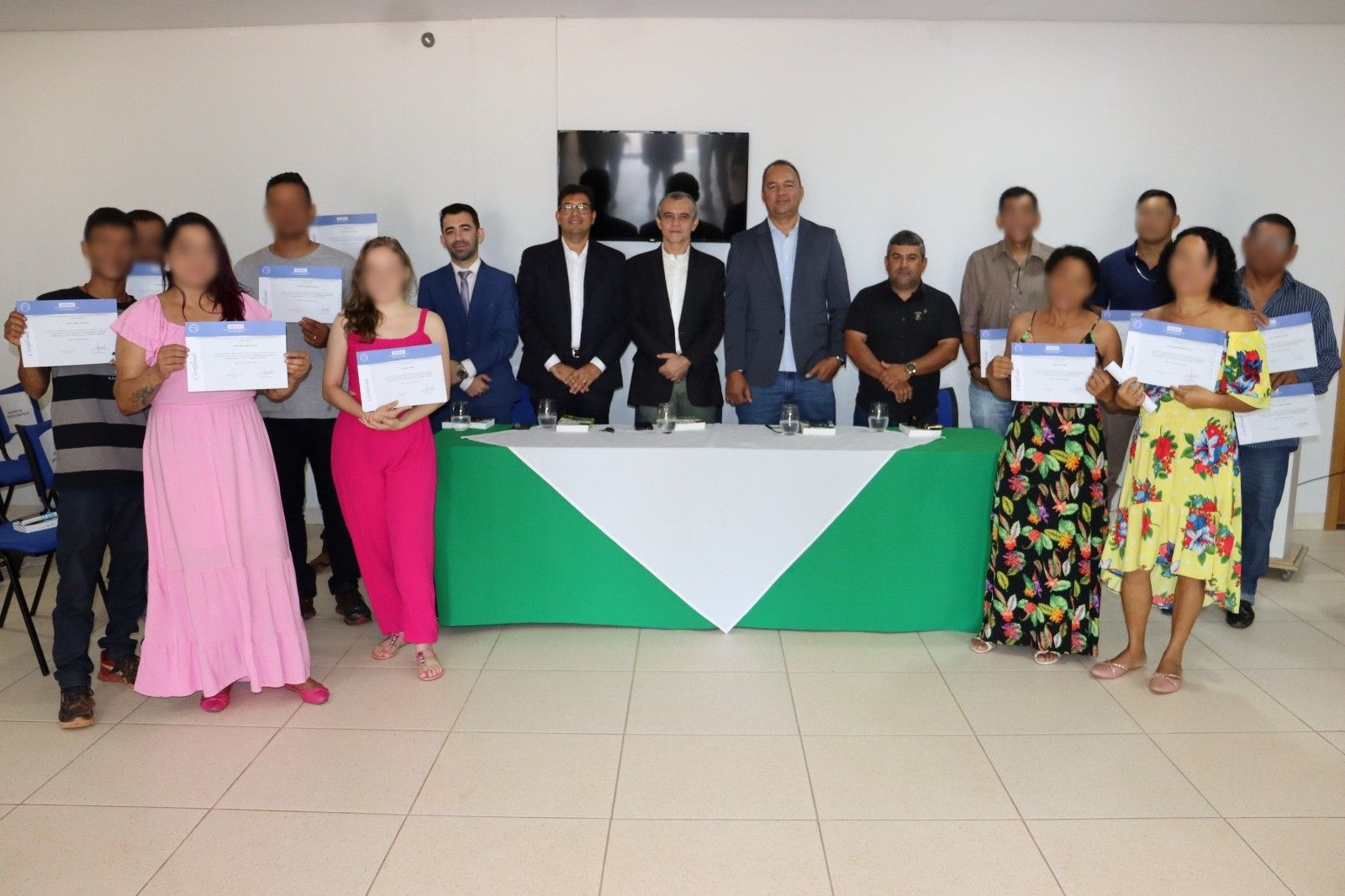 Formandos receberam os certificados após a conclusão de cursos como Assistente de Operação e Logísticas, Eletricista Instalador Residencial e Operador de Computador