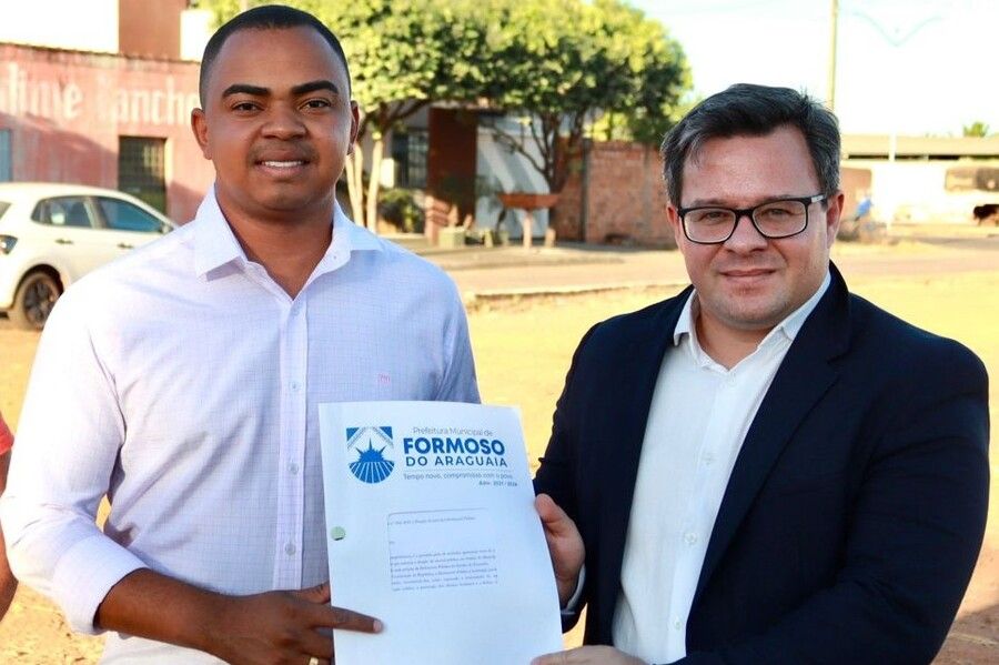 Doação de área para Econúcleo: prefeito Heno Rodrigues (E) e o 2º Subdefensor Público-Geral Danilo Frasseto em Formoso do Araguaia