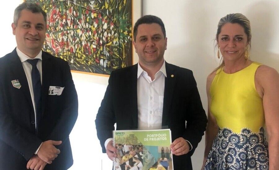 O começo de tudo: Pedro Alexandre (E) e Estellamaris Postal apresentaram o Projeto ao deputado Tiago Dimas, coordenador da bancada federal do Tocantins em Brasília