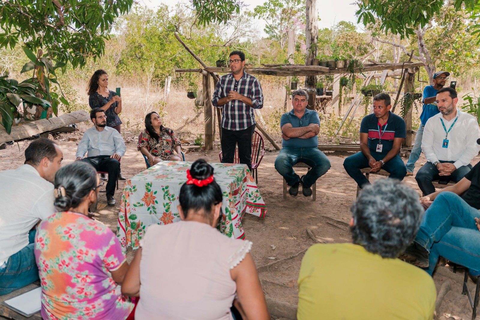 Defensor Público Fabrício em conversa com os moradores da comunidade