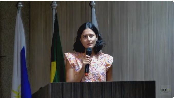 Por videoconferência, Téssia Gomes Carneiro apresentou o conteúdo “O CRIART e seus fios de identidade”.