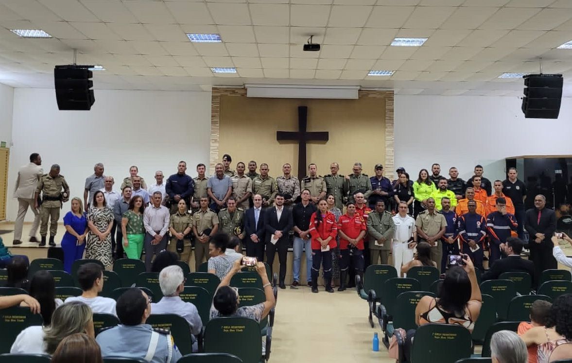 Na solenidade estiveram presentes representantes de órgãos judiciários e autoridades policiais dos âmbitos federais, civis e militares, bem como cidadãos da comunidade civil.