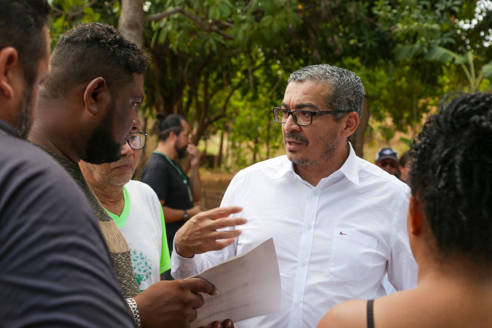 Defensos público Neuton Jardim em conversa com os moradores do loteamento