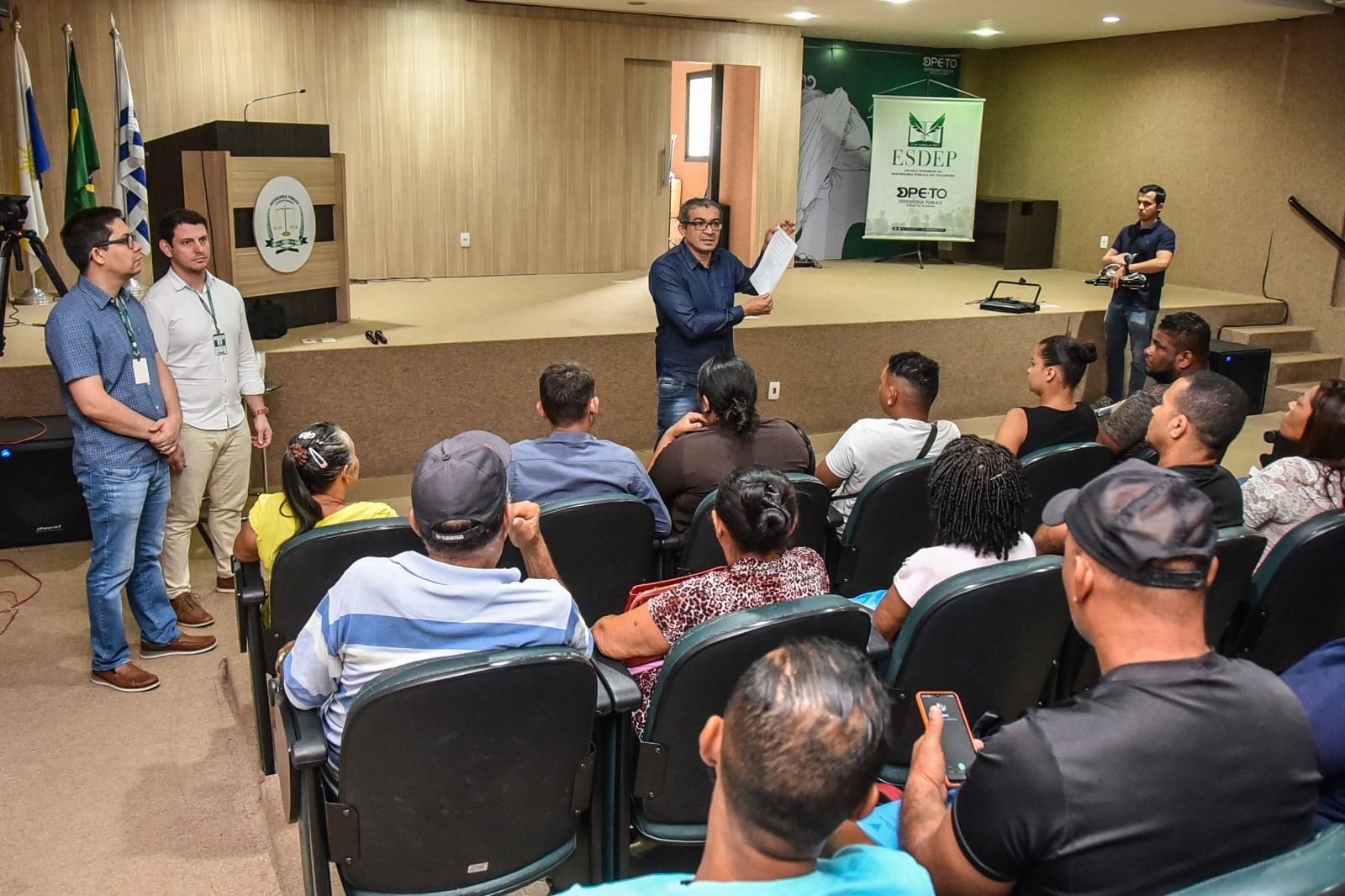 O defensor público Neuton Jardim explicou a importância dos assistidos apresentarem toda a documentação relacionada ao caso
