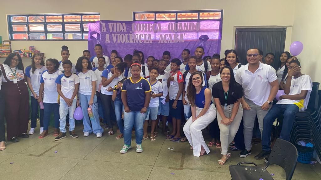 Equipe da DPE-TO com estudantes do Colégio Estadual Abner Araújo Passini, em Almas