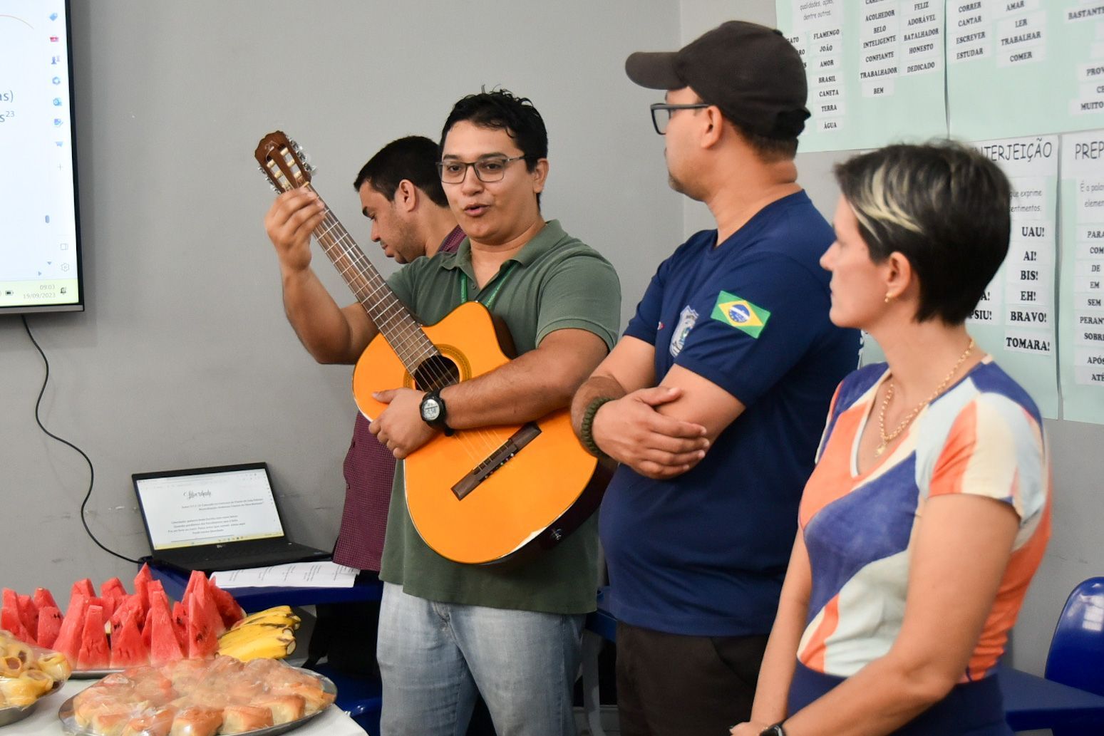 O músico Clayton Silva (violão) é um dos profissionais da DPE-TO que ministra as oficinas de música