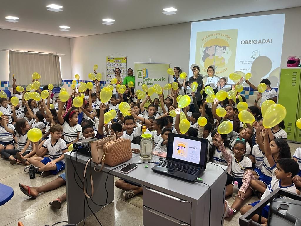Alunos participaram de uma dinâmica com balões para sinalizar a importância e o cuidado que se deve ter com as emoções pessoais e as das outras pessoas