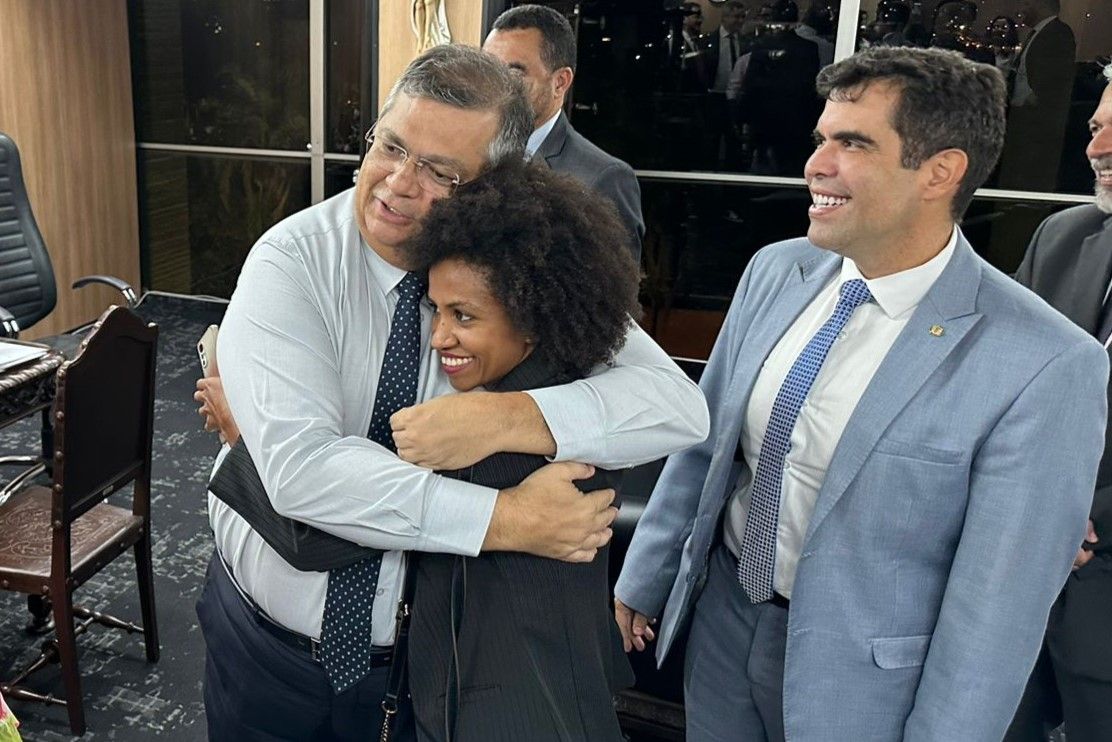 Ao lado de Ricardo Ayres, ministro Flávio Dino abraça Rita Lopes dos Santos, da Comunidade Rio Preto