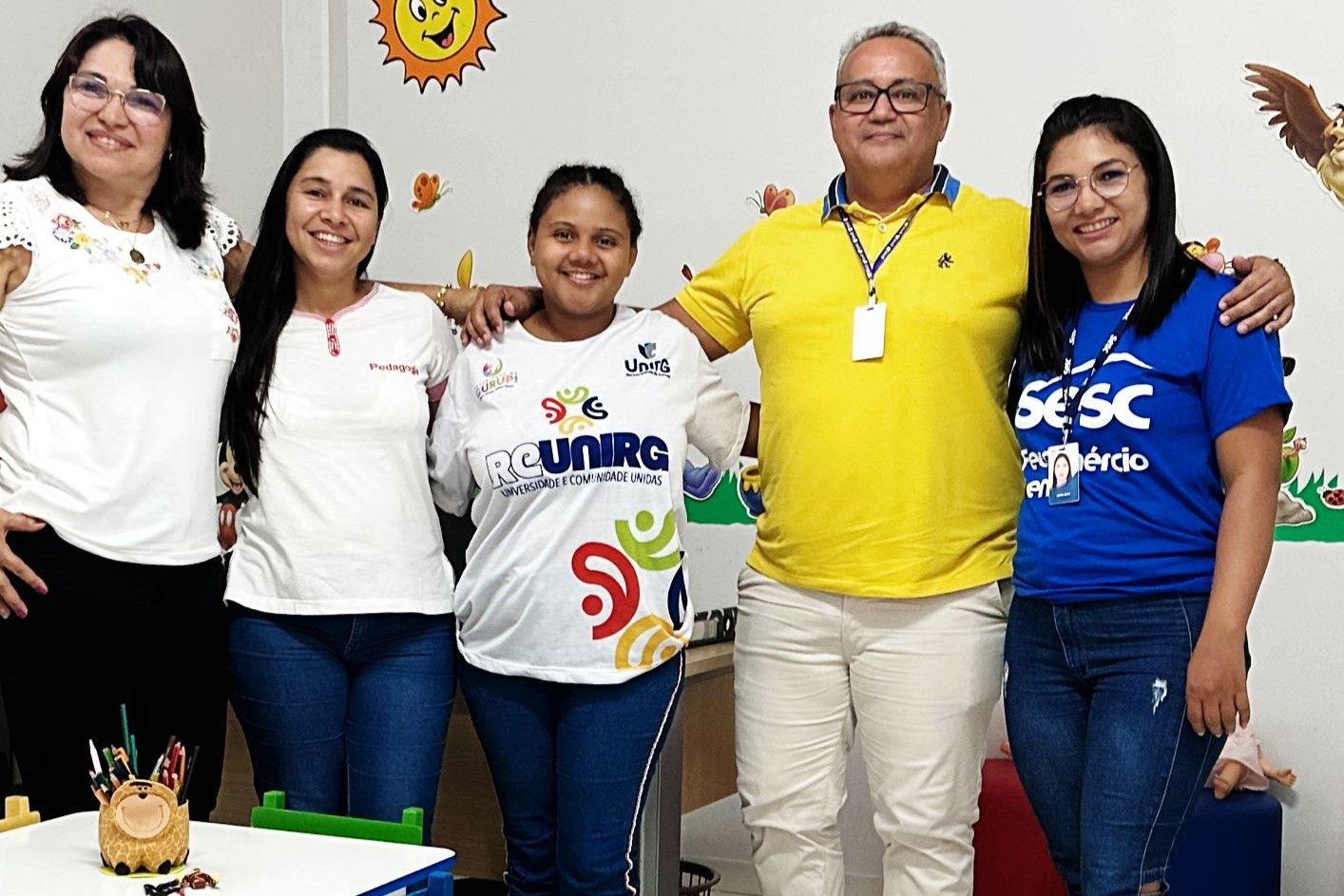 As universitárias foram recebidas pela pedagoga da Equipe Multidisciplinar Elizete Soares da Silva (E)