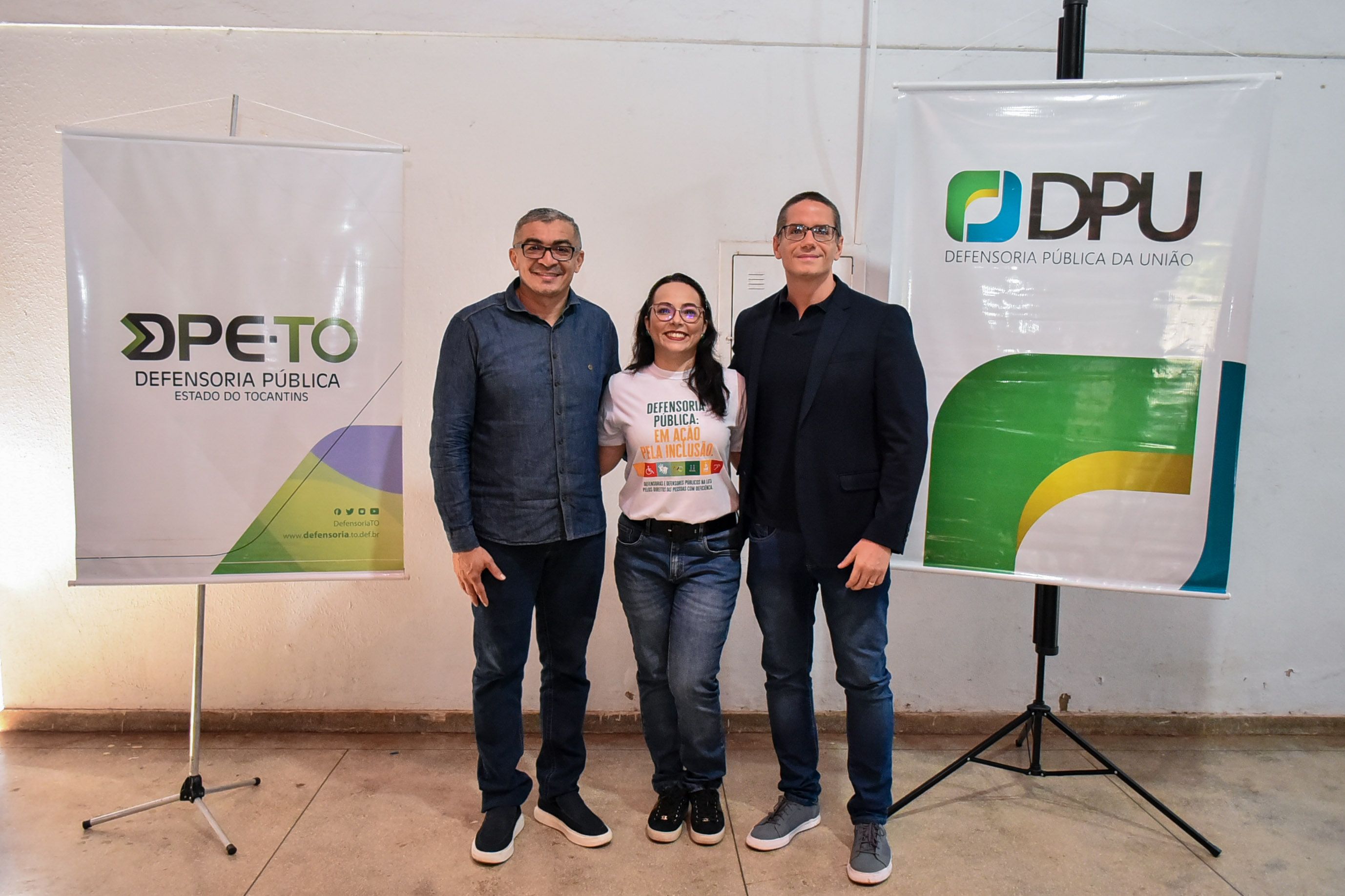 Ação foi realizada pela DPE-TO, Adpeto e DPU no Tocantins. Na foto, Neuton Jardim (E), Karla Letícia e Igor Andrade
