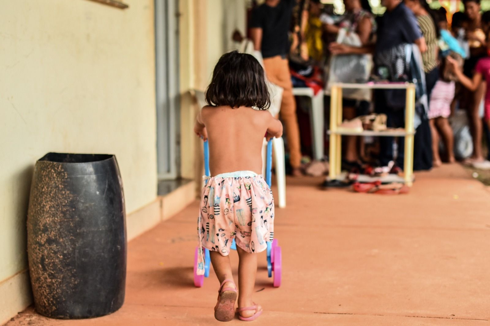 Criança brinca com presente que recebeu durante ação do projeto