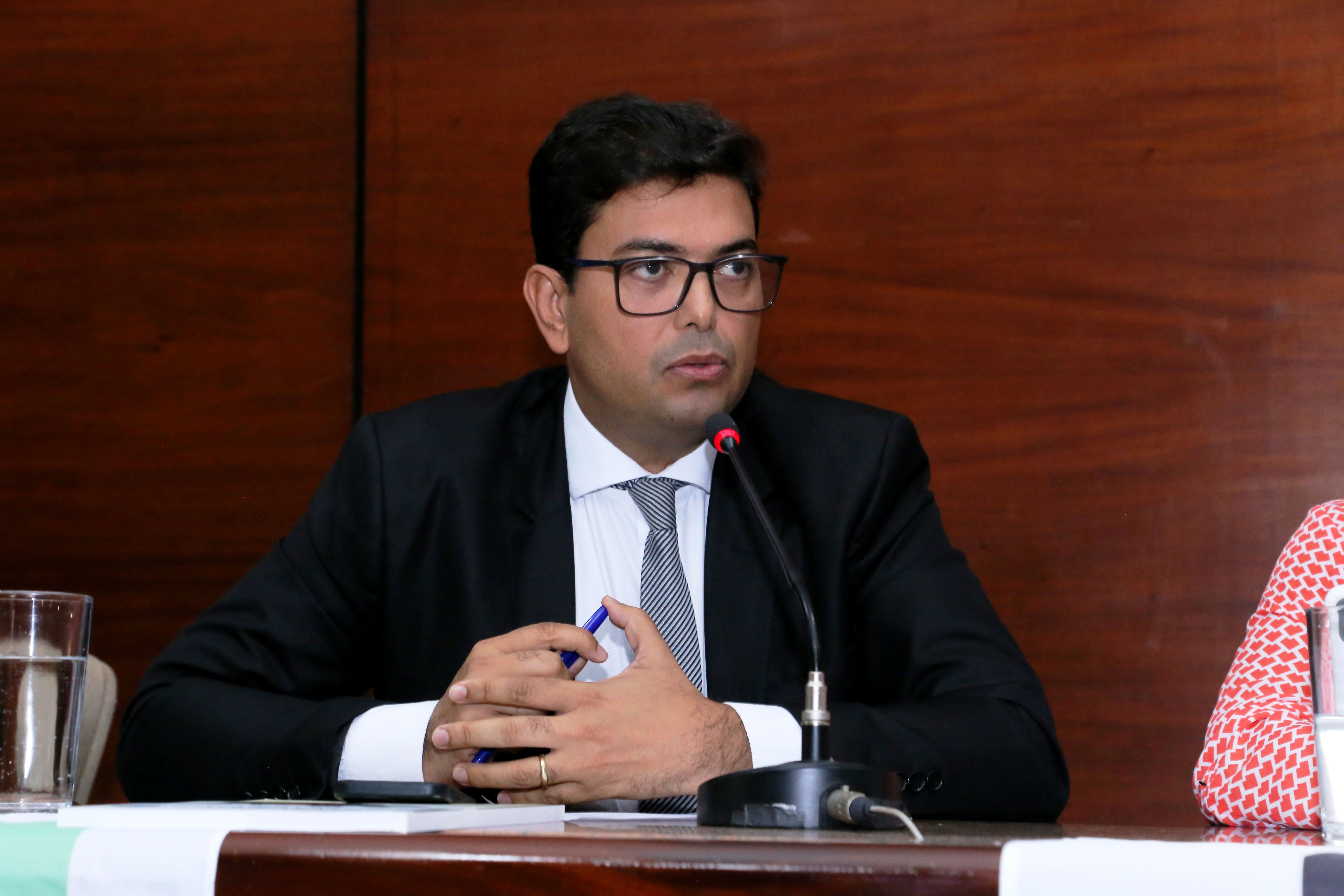 Para o Defensor Público, a situação em que se encontram os presos brasileiros configura uma violação contínua de seus direitos fundamentais e humanos
