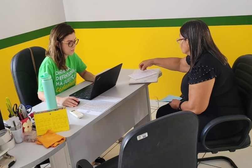Defensora pública Mylena Fernandes em atendimento no itinerante em Almas