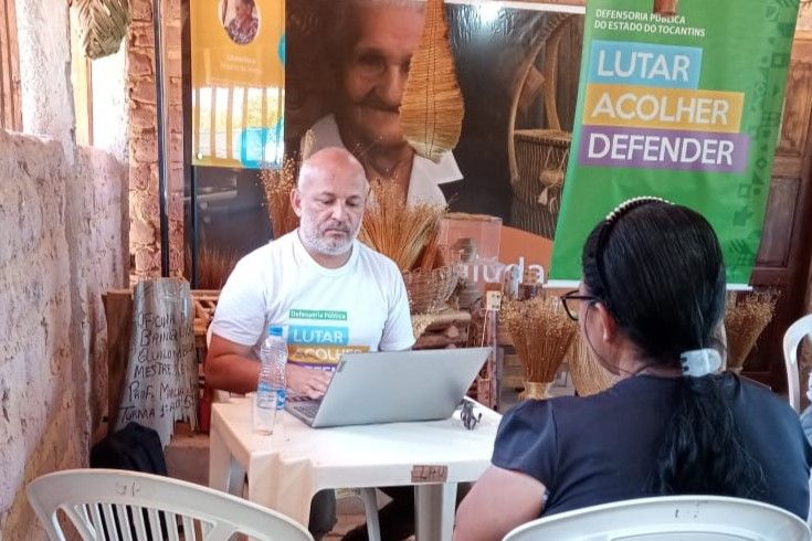 Servidor da DPE-TO de Porto Nacional, Jurimar Júnior em atendimento no povoado Mumbuca