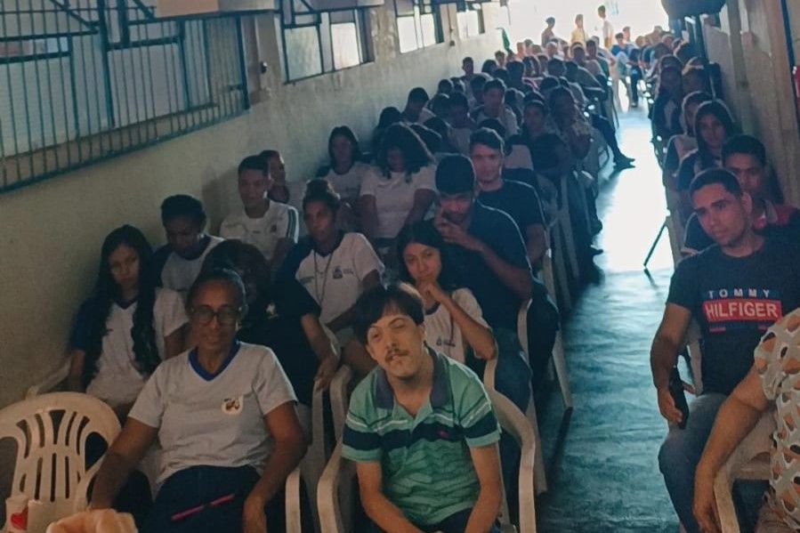 Cerca de 150 alunos do Ensino Médio do Colégio Estadual Olavo Bilac participaram da palestra