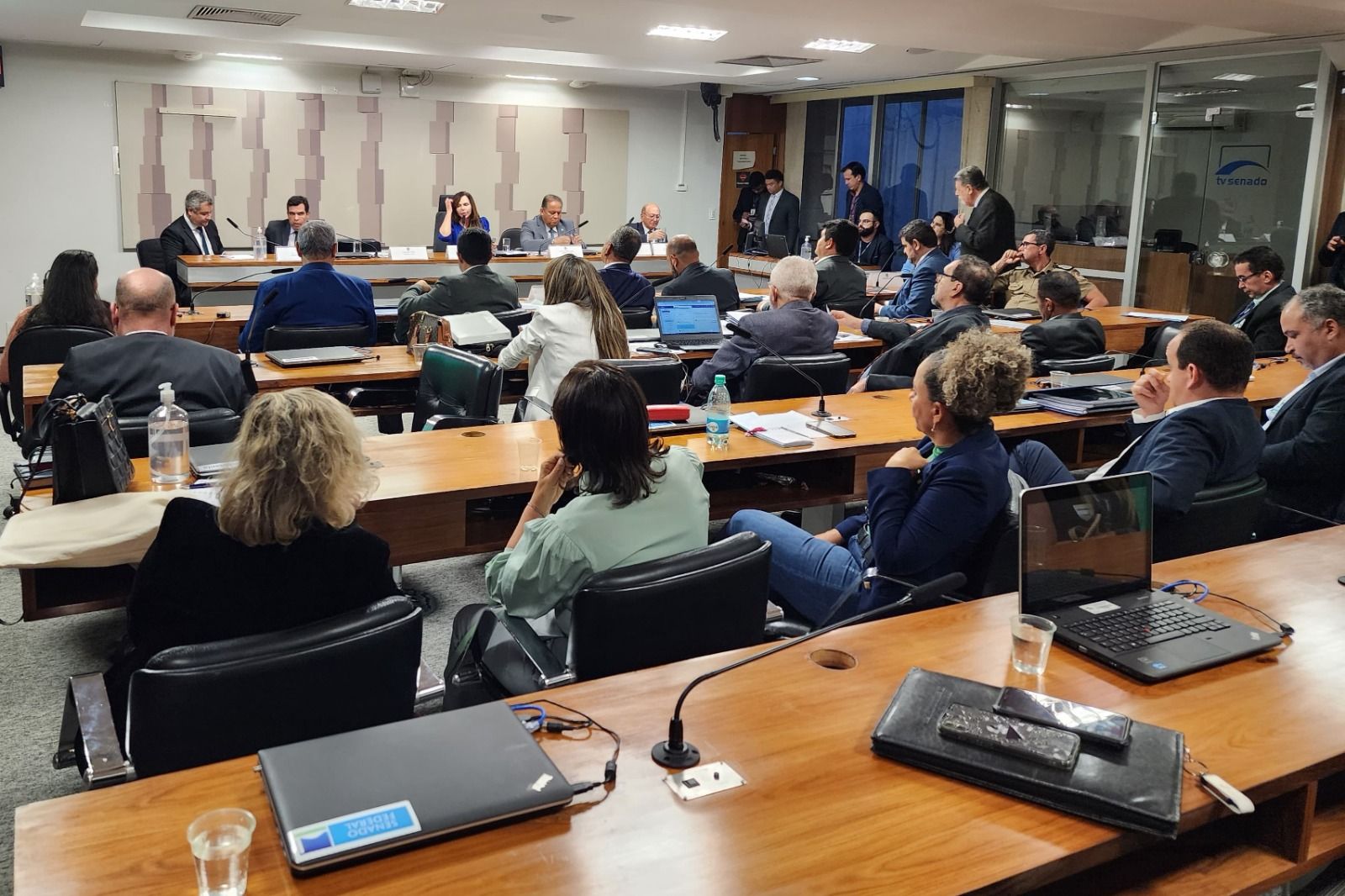 Na ocasião, Pedro Alexandre explicou aos deputados federais e senadores sobre a relevância dos Econúcleos