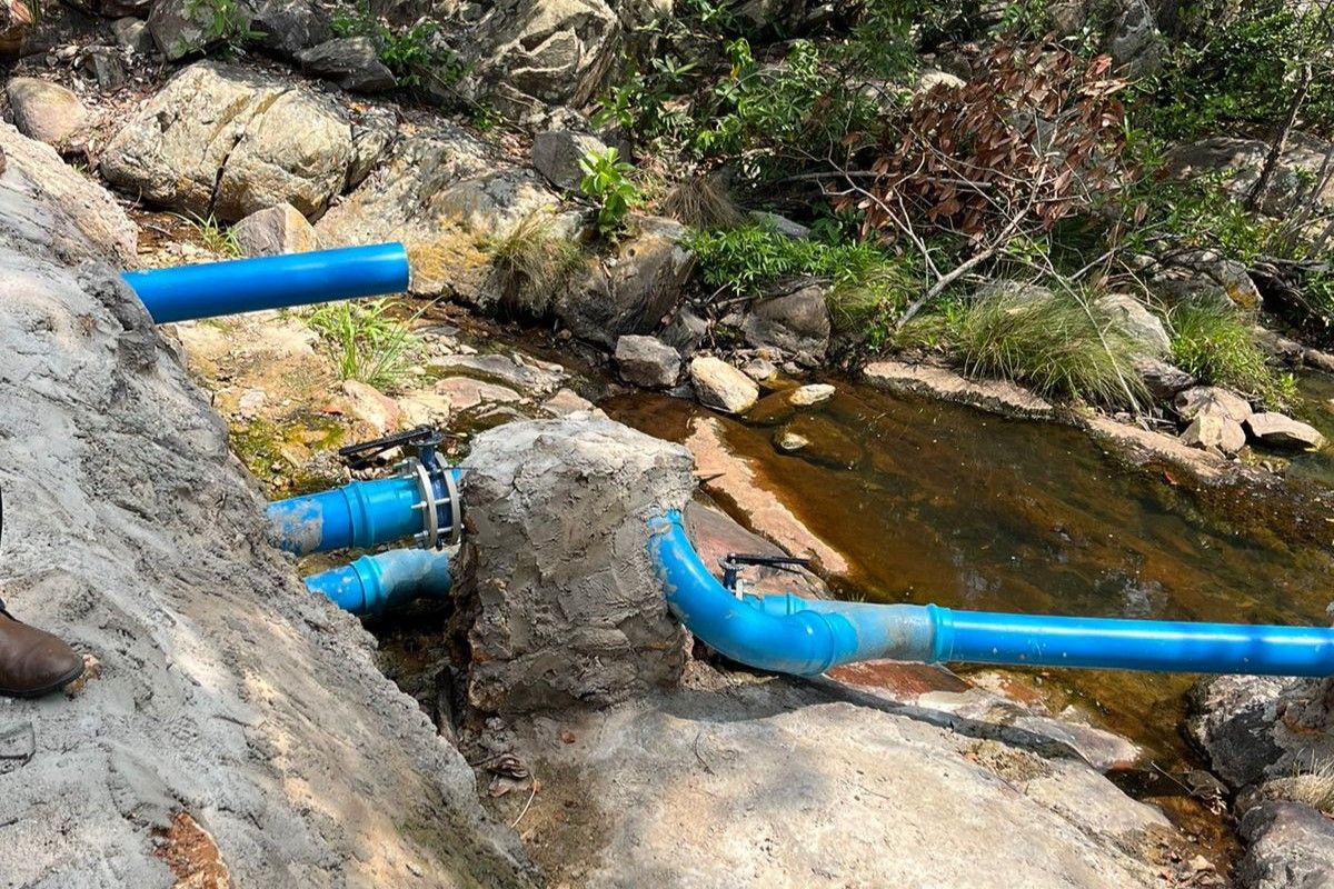 Segundo a Comunidade, o proprietário de uma fazenda vizinha teria instalado canos na nascente