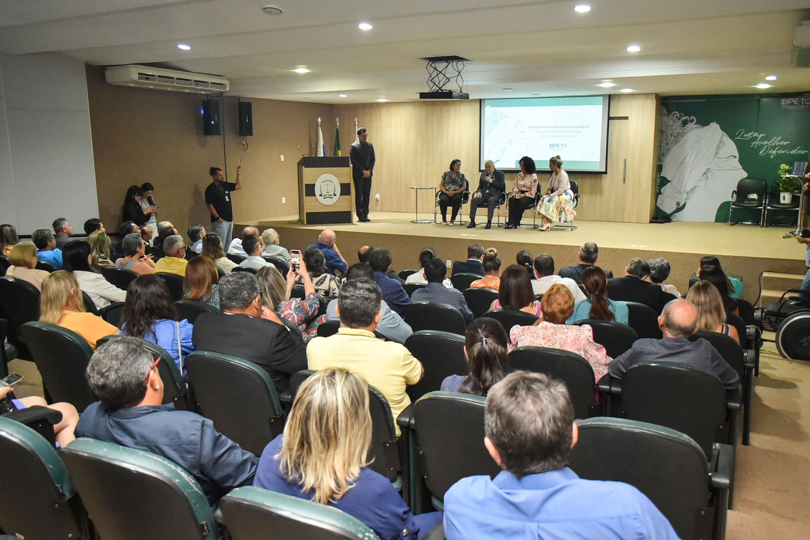 Livro com biografia de Julio Resplande é lançado no Tocantins na sede da DPE-TO