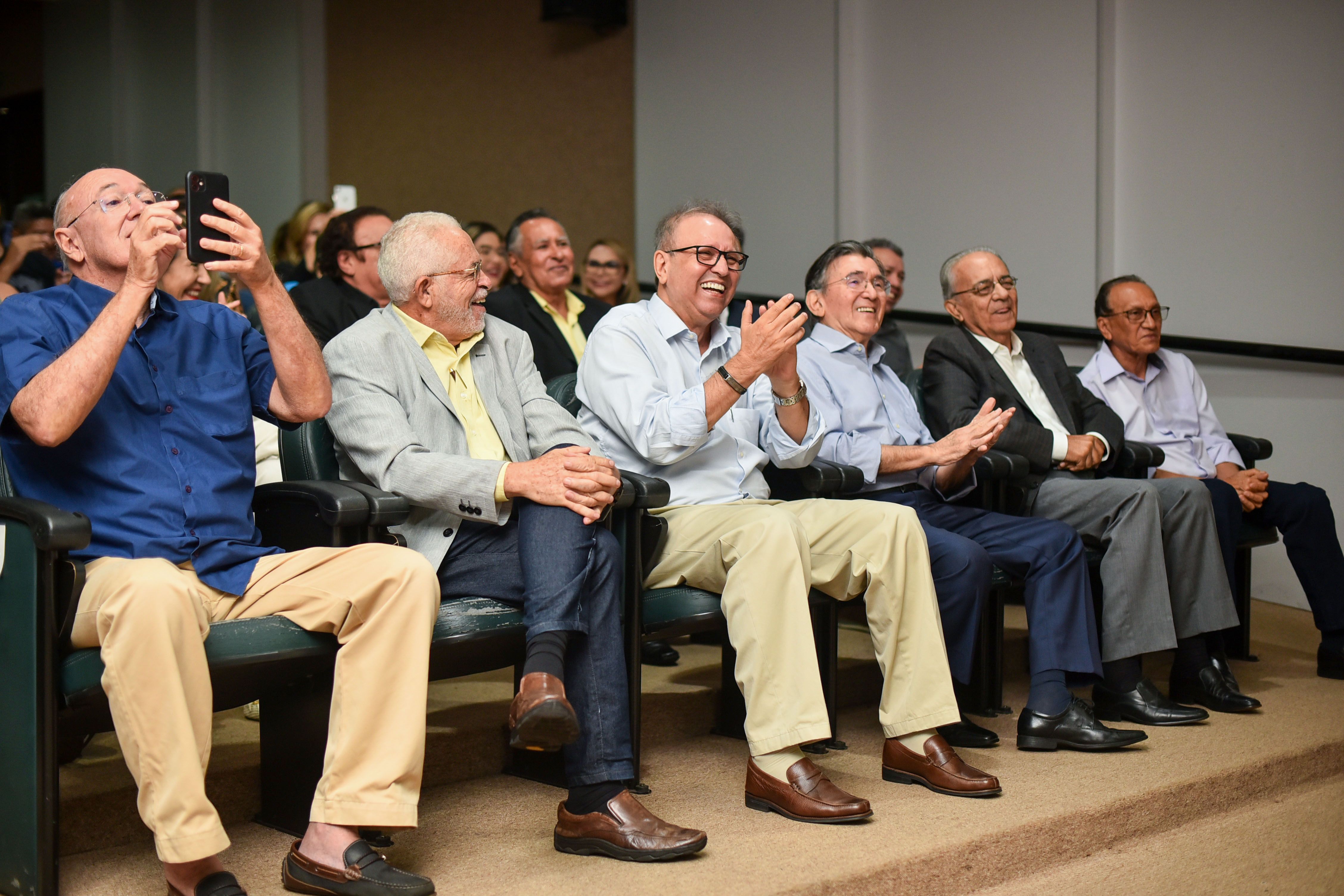 Amigos de Júlio Resplande prestigiaram o lançamento do livro