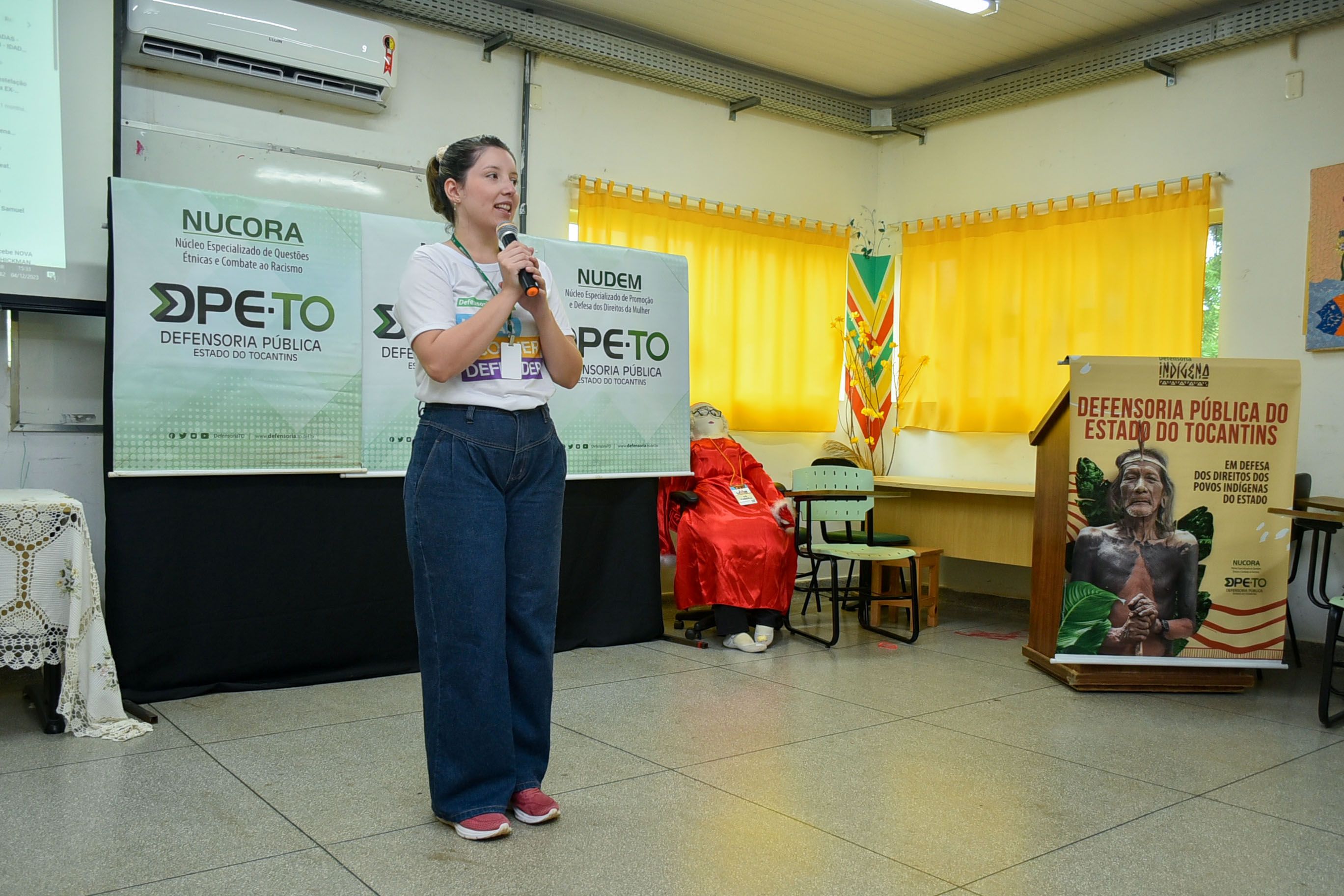 Assessora do NDDH, Thaís Almeida de Aguiar, conversou com os participantes da ação