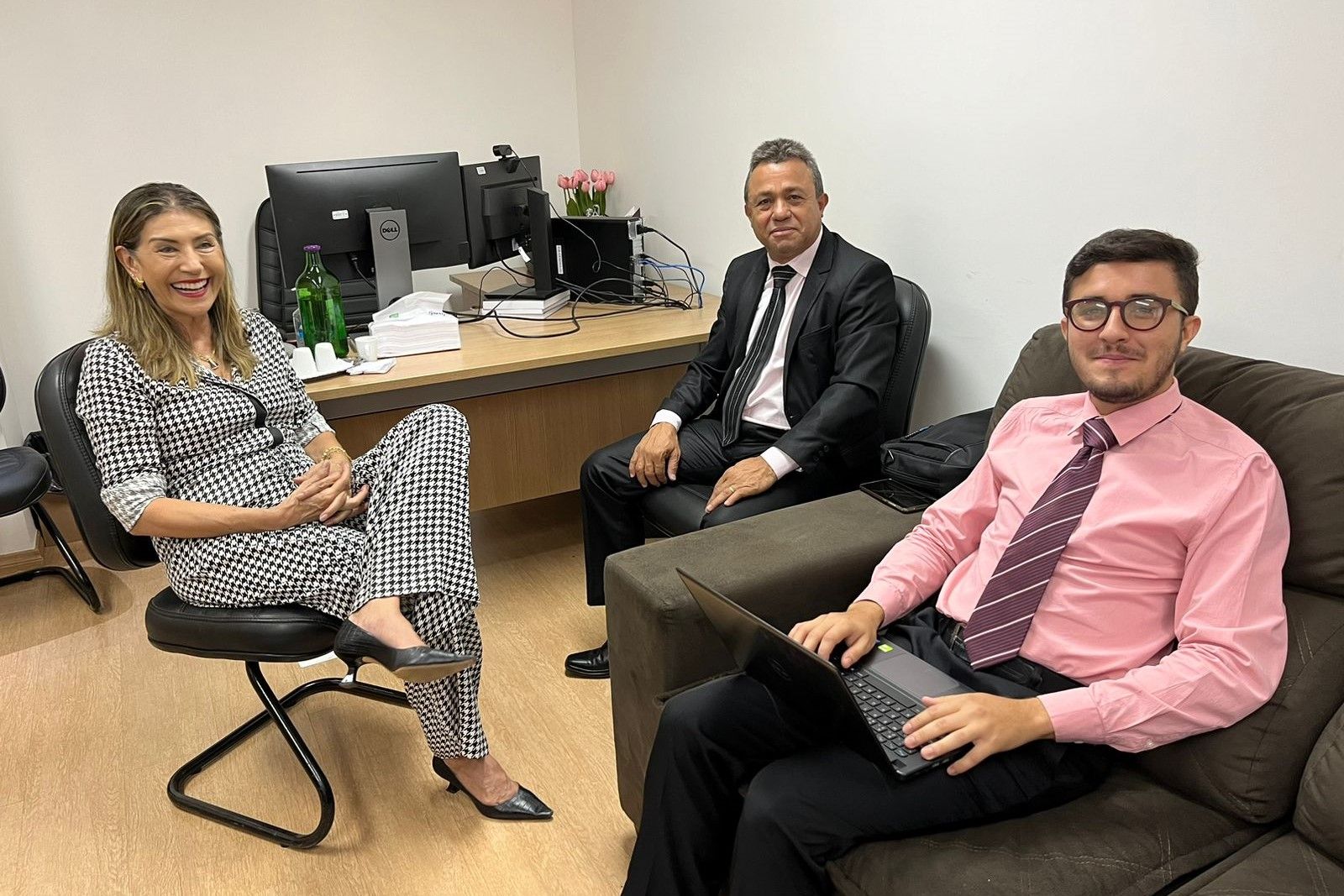 Está presente o subcorregedor-geral Kita Maciel, que foi recebido pela diretora do Núcleo Regional de Brasília, defensora pública Maria do Carmo Cota