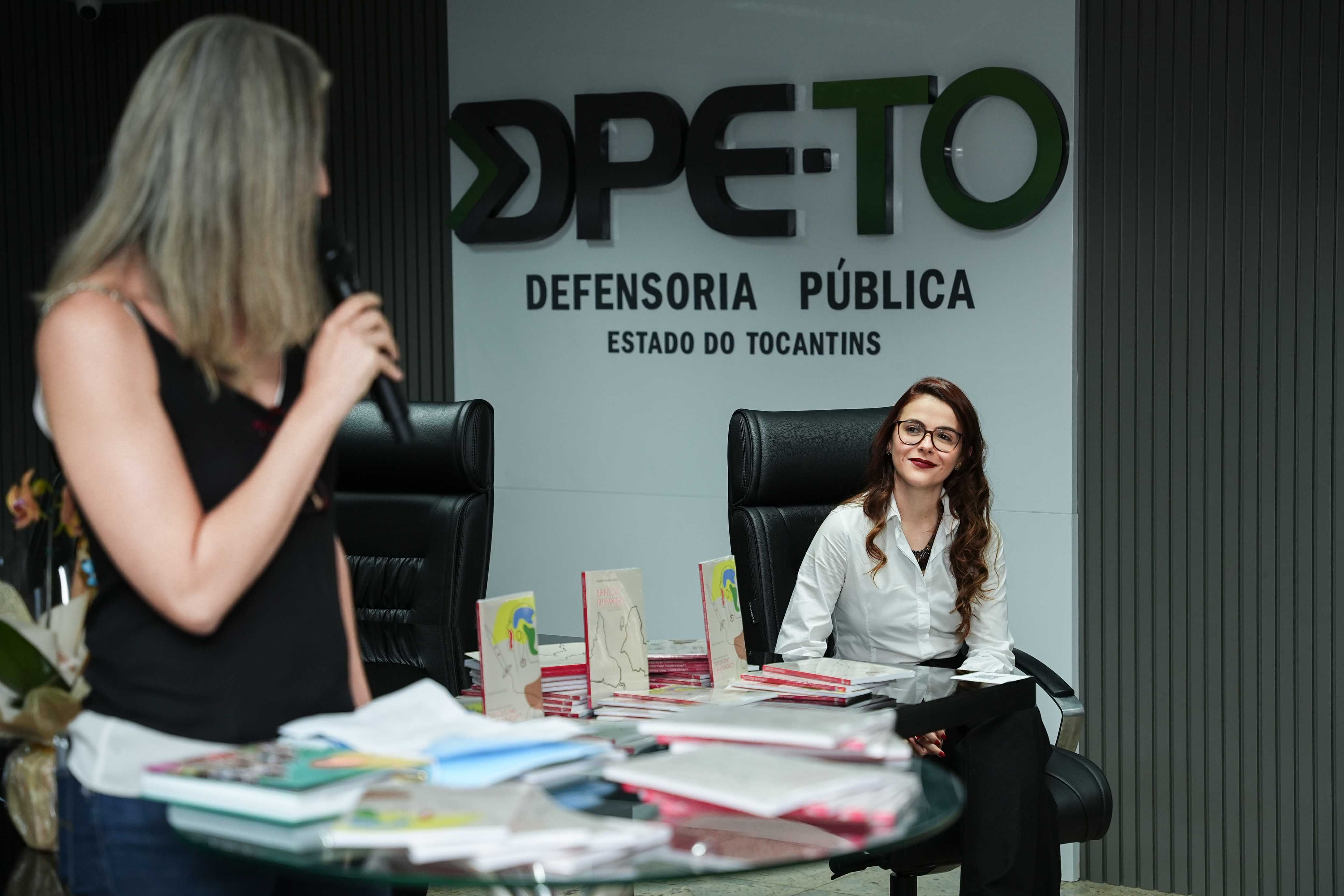 Elydia (E) participou do lançamento do livro de Isabella