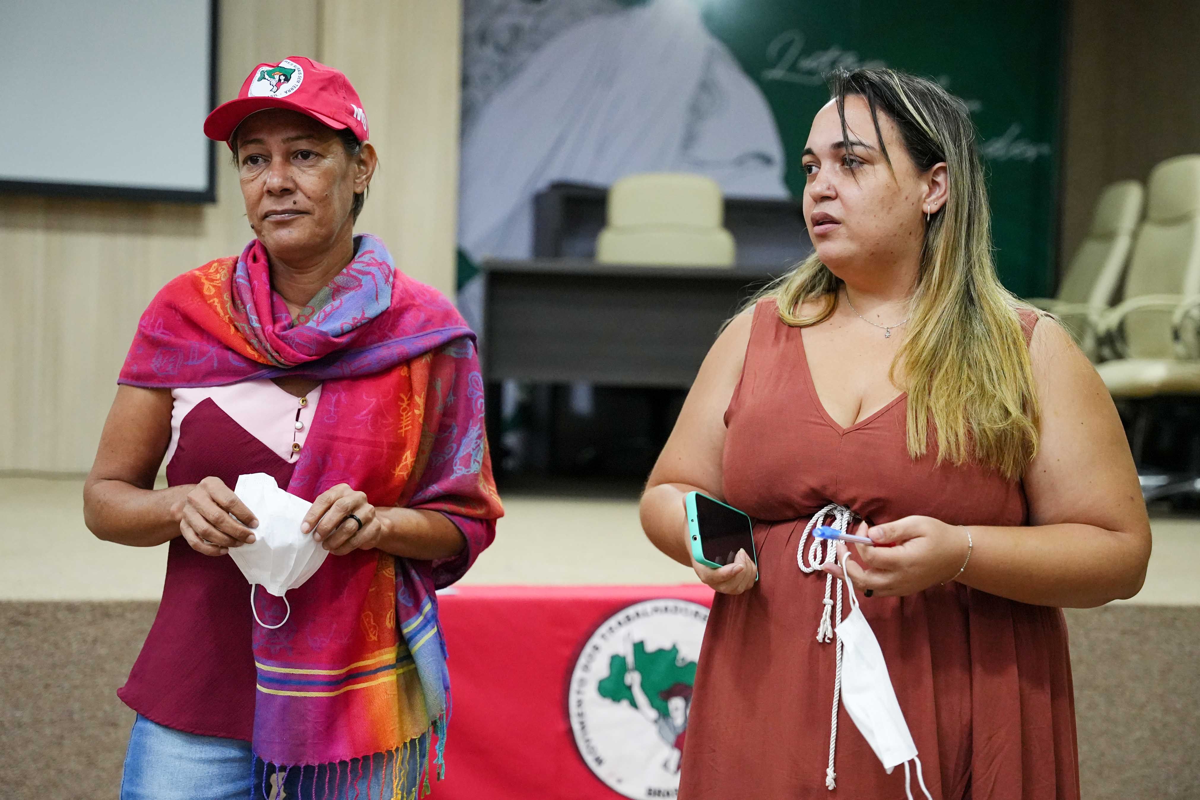 Representando o MST, Maria das Graças e Joice Santos destacaram a importância de espaço de falo durante o encontro