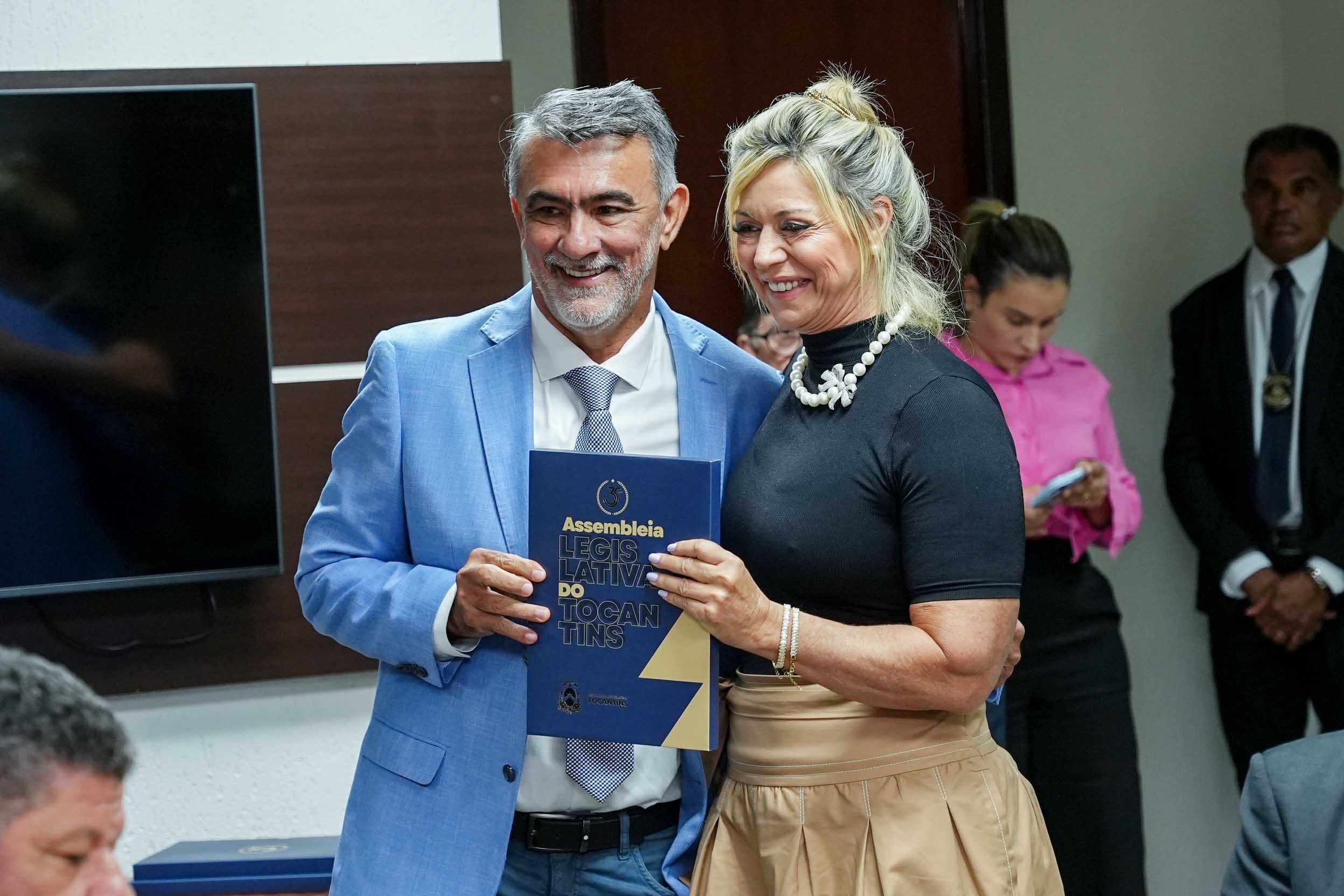 Estellamaris Postal recebeu de Amélio Cayres o livro comemorativo dos 35 anos da Aleto