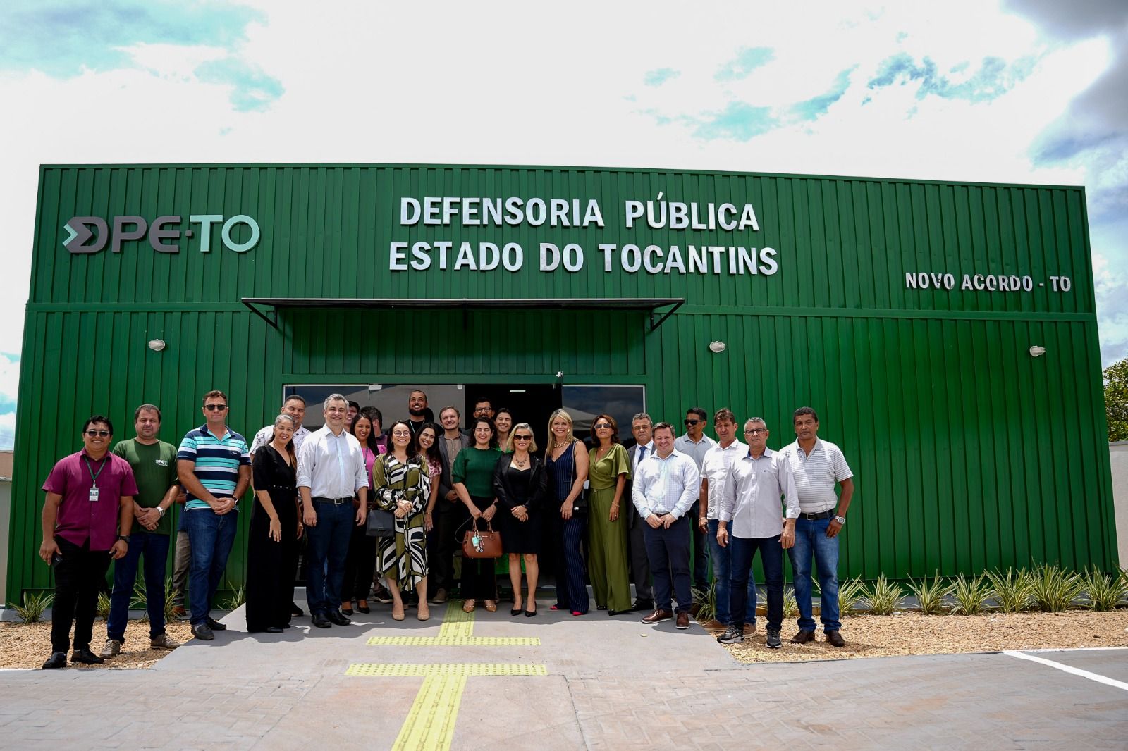 Membras(os) e servidoras(es) da Defensoria Pública durante a inauguração da nova sede da Instituição em Novo Acordo