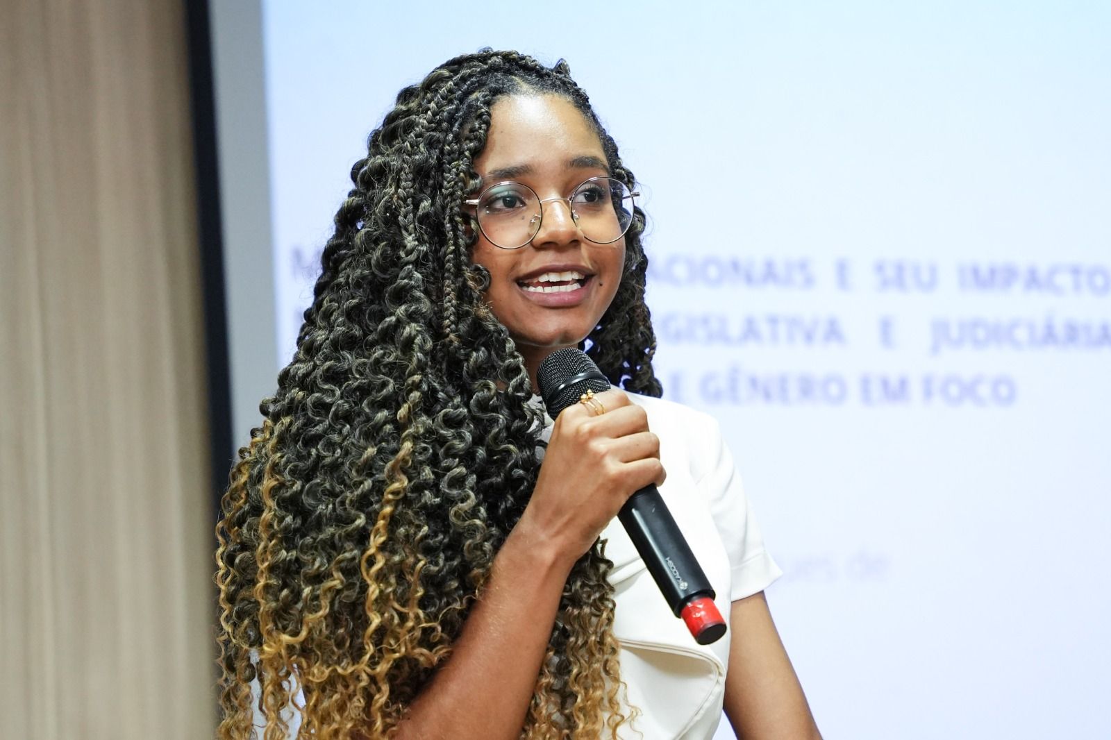 Maria Gabriella Rodrigues de Souza fez uma análise de raça e gênero e as formas de discriminação contra a mulher