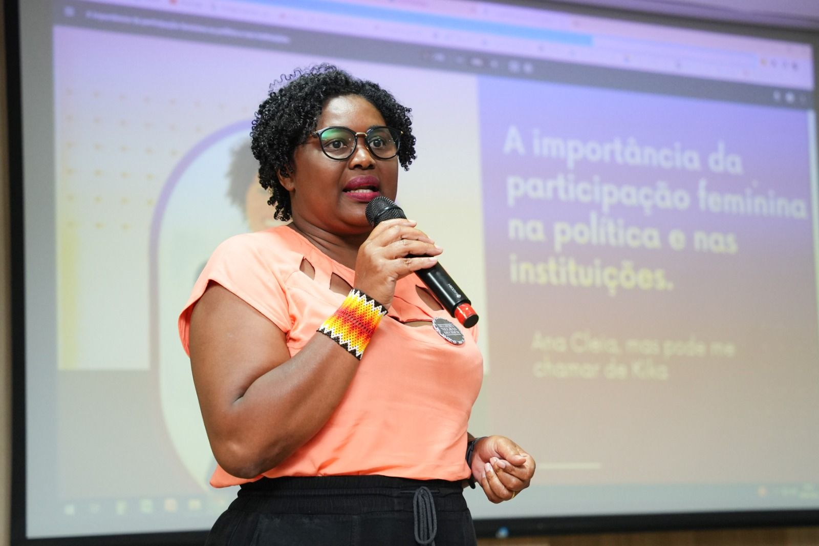 Ana Cléia abordou a importância da participação feminina na política e nas instituições, destacando a luta pelo direito ao voto e de ser votada pelas mulheres