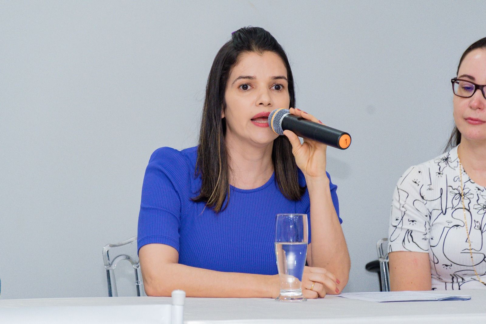 Defensora pública Ítala Graciella durante fala no evento quando falou das demandas nessa área na Defensoria Pública