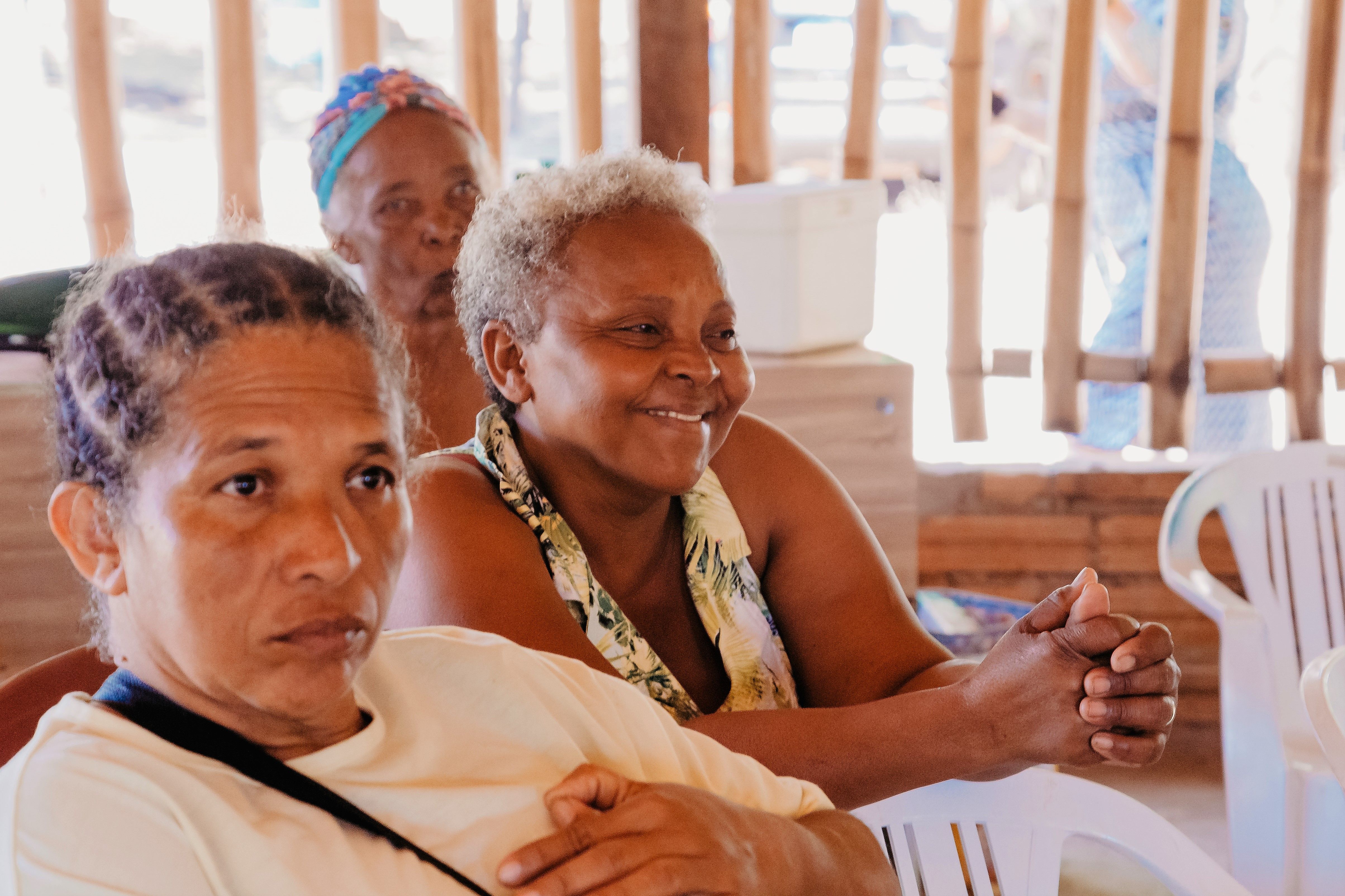 Dona Álvara, ao fundo, junto com outras mulheres de sua comunidade, na sede da associação da Barra do Aroeira