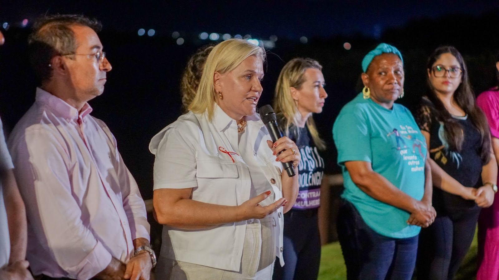 Ao lado do prefeito Wagner Rodrigues, secretária Especial da Mulher Ângela Maria Silva fala sobre o movimento