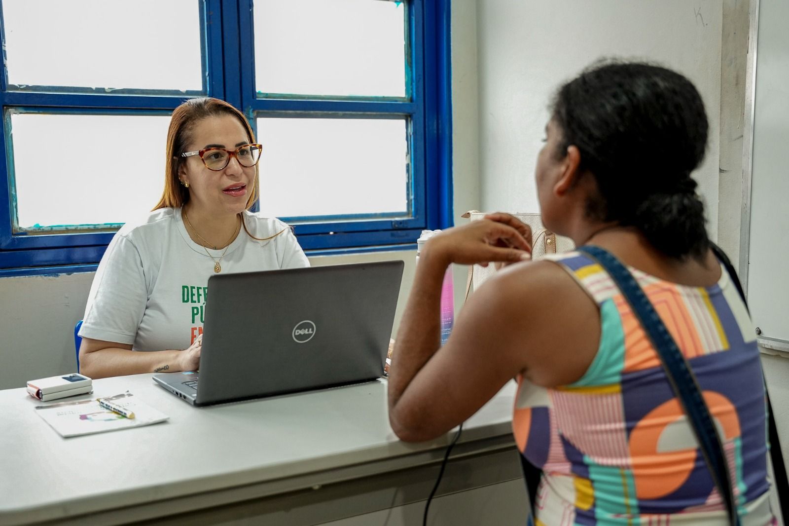 Defensora pública Elisa Maria Queiroz em atendimento durante o mutirão