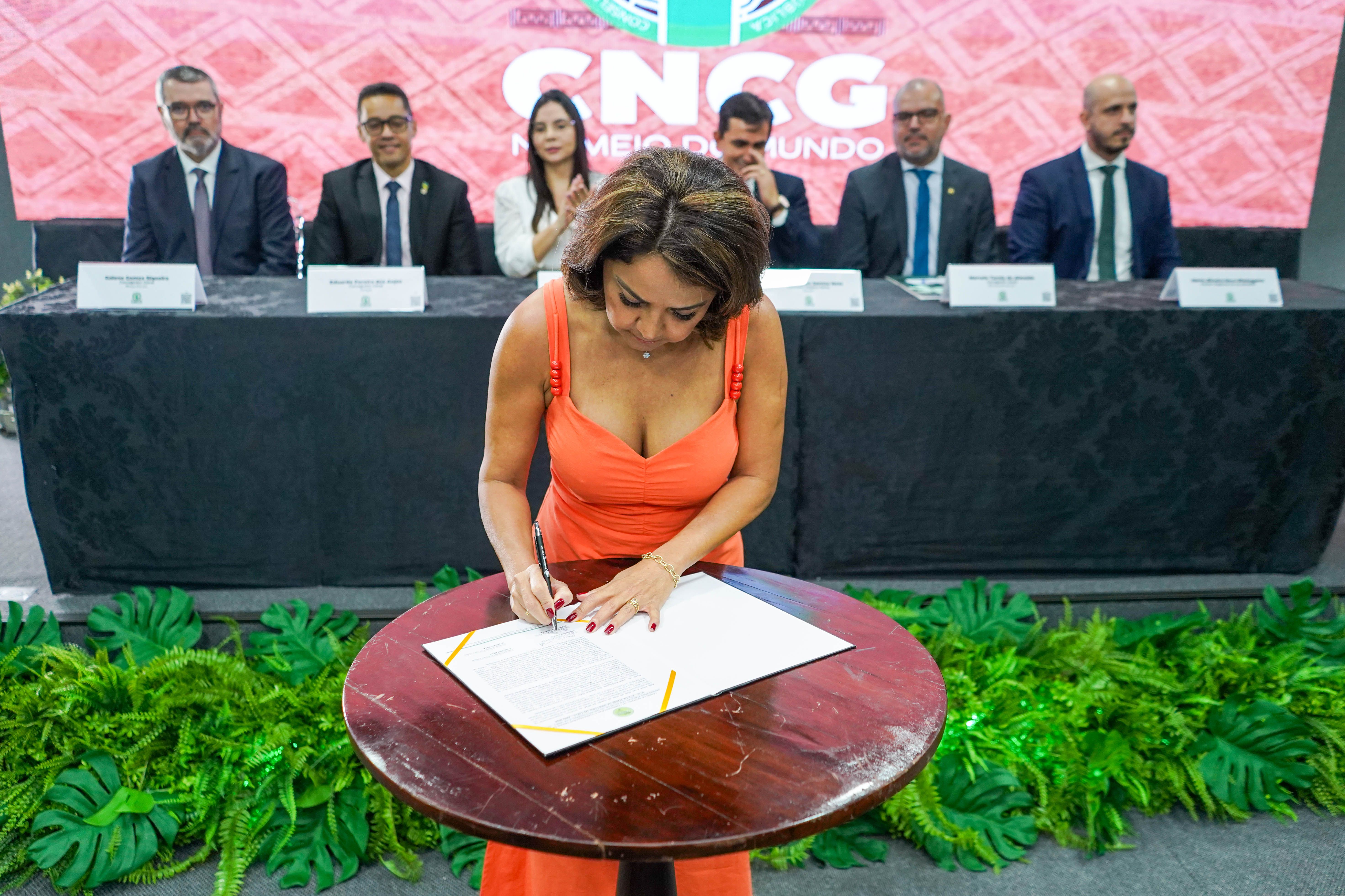 Arassônia Figueiras assina sua posse na diretoria do CNCG