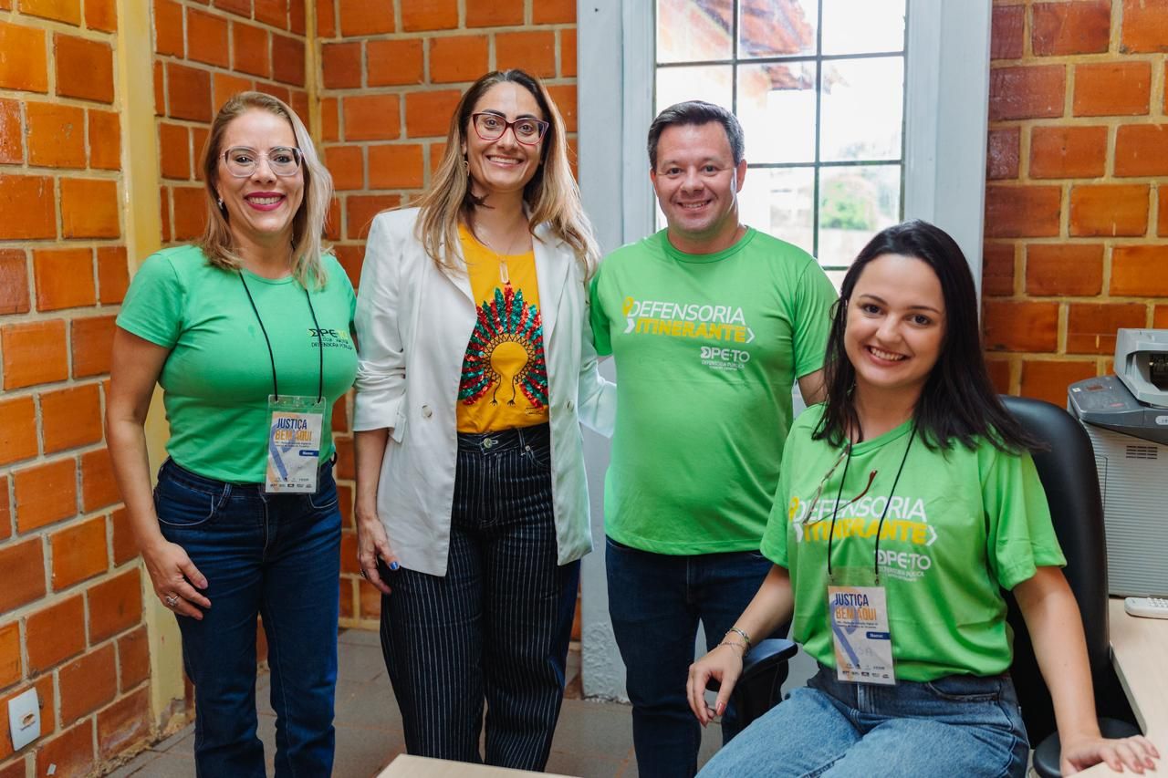 Em Mateiros, as defensoras públicas Letícia Amorim (E) e Luisa Lemos (D) e o defensor público Danilo Frasseto com a juíza auxiliar da presidência do TJTO, Rosa Gazire