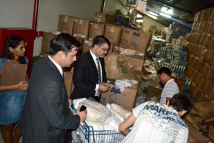 Defensor público Arthur Luiz Pádua Marques e o procurador regional dos Direitos do Cidadão Fábio Conrado Loula durante inspeção realizada no estoque regulador da Secretaria de Saúde do Estado do Tocantins