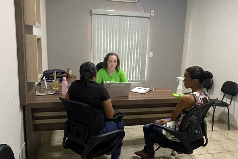 Defensora pública Lara Gomides em atendimento no itinerante em Figueirópolis