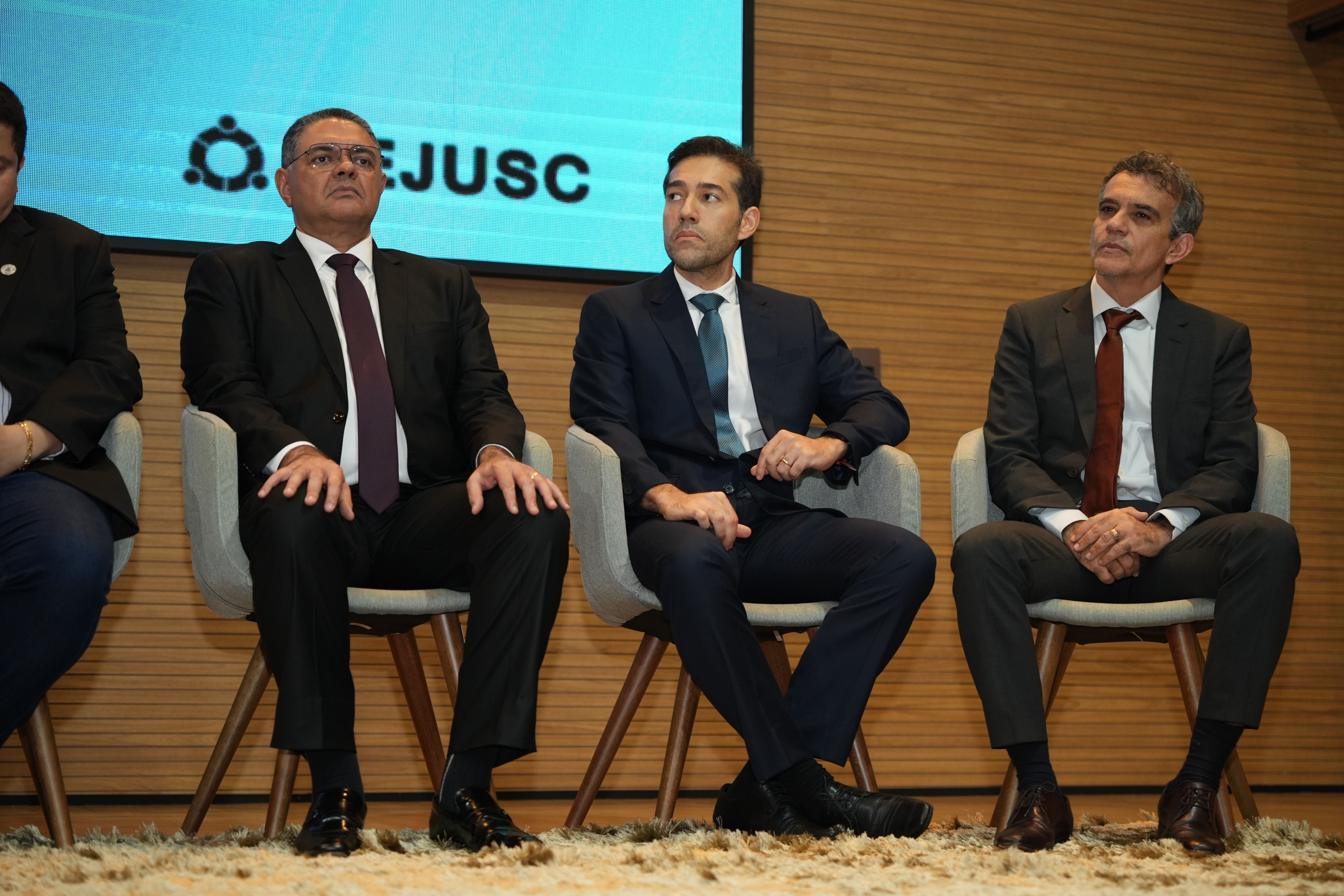Representou a Instituição o coordenador do Núcleo de Mediação e Conciliação de Porto Nacional, defensor público Fabrício Dias (centro)