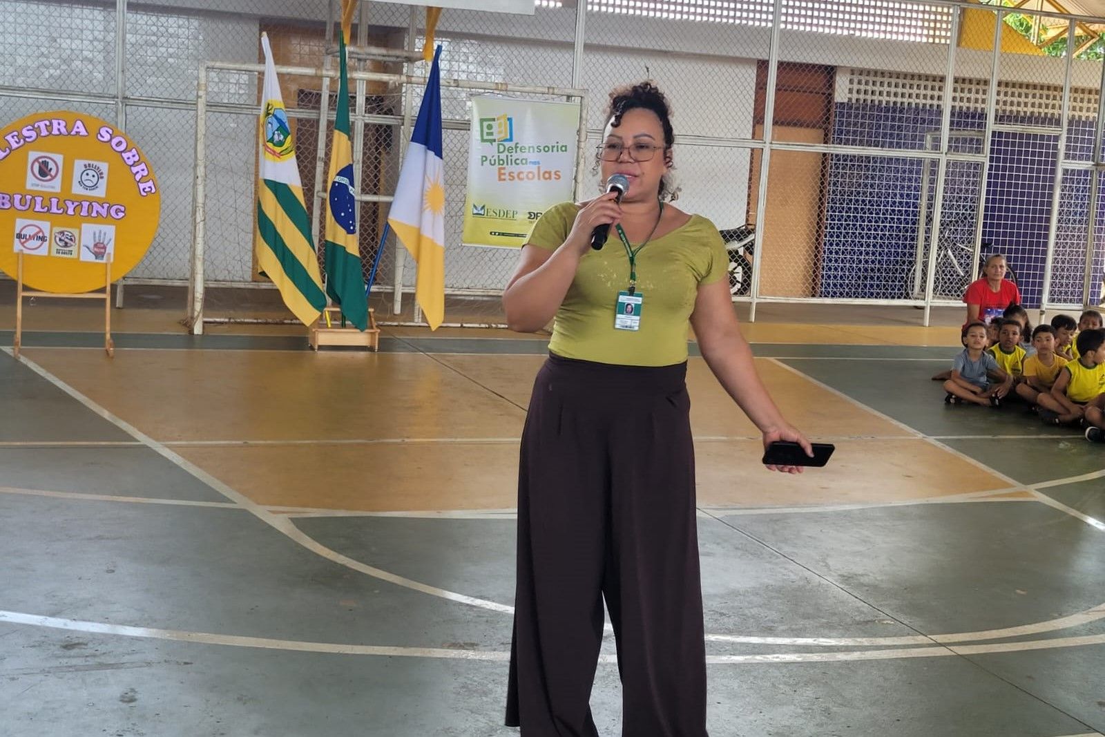 Nilda Belo falou a respeito de algumas particularidades do tema e também trouxe à reflexão para as crianças a respeito do que eles despertam no outro