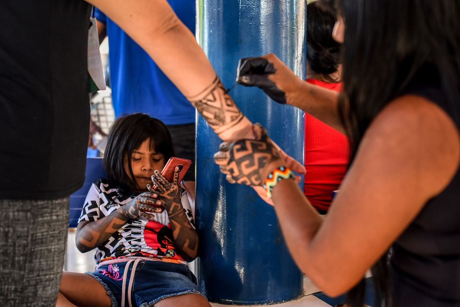 Tradições e novas tecnologias: essa é uma das fotos preferidas de Rafael Batista entre as imagens captadas na Aldeia Fontoura