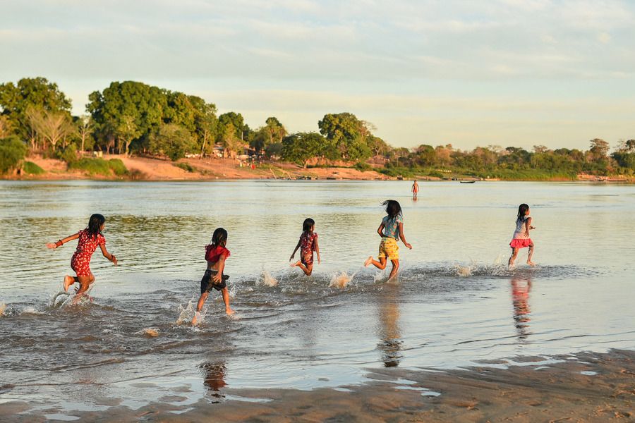 Sensação de liberdade com essa imagem de crianças da Aldeia Macaúba no Rio Araguaia