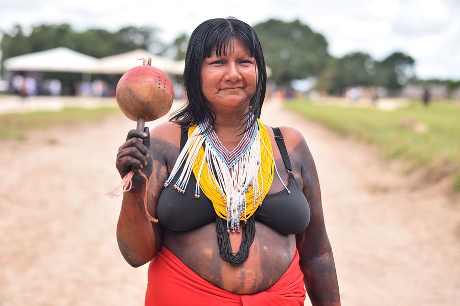 Mulher indígena da Aldeia Manoel Aves em dia de celebrações na comunidade