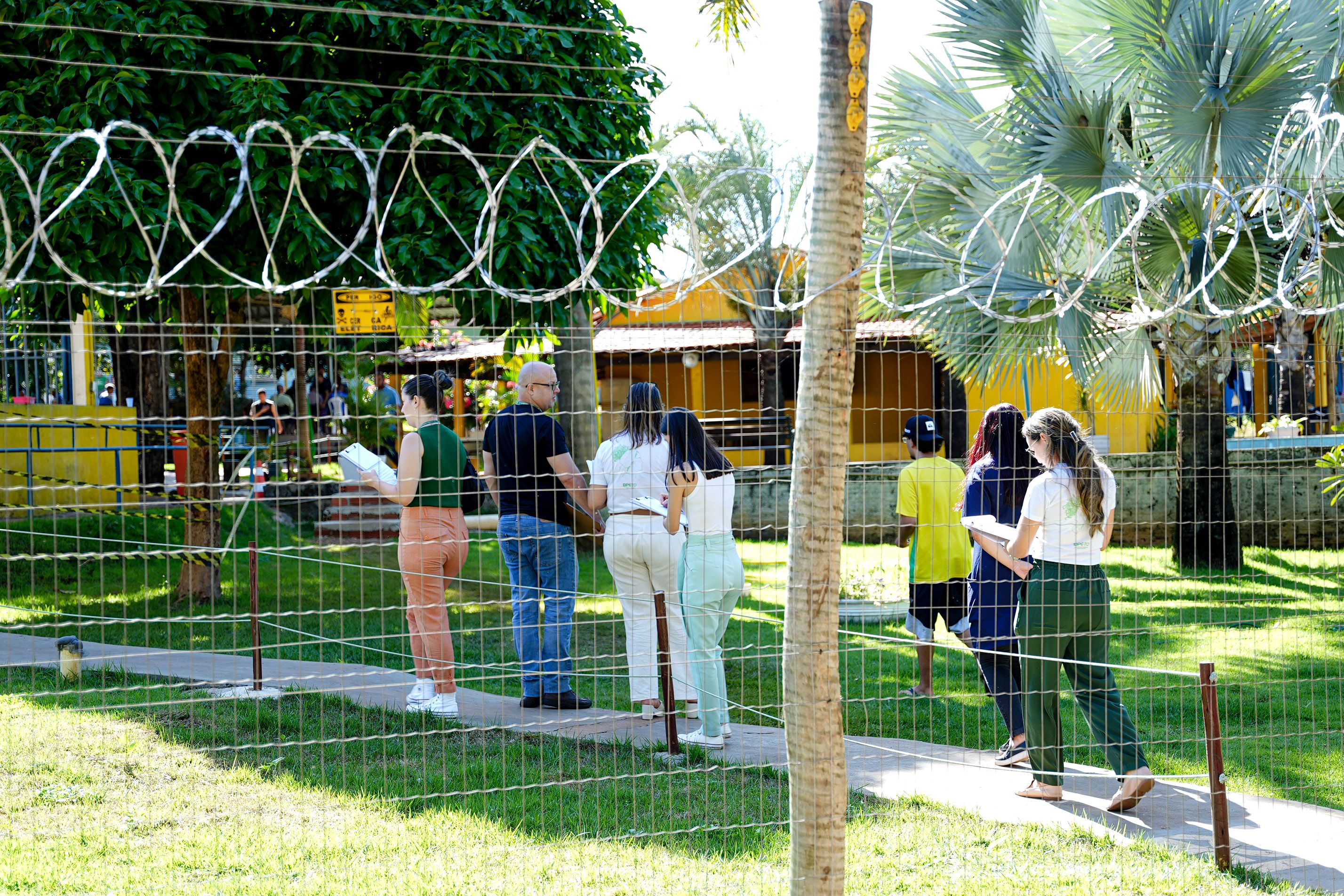 Profissionais da Defensoria Pública visitam as instalações da clínica e conversaram com os funcionários e residentes