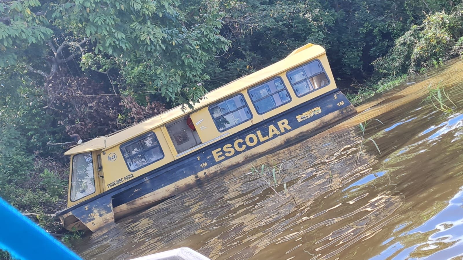Barco utilizado pelas crianças para irem à escola