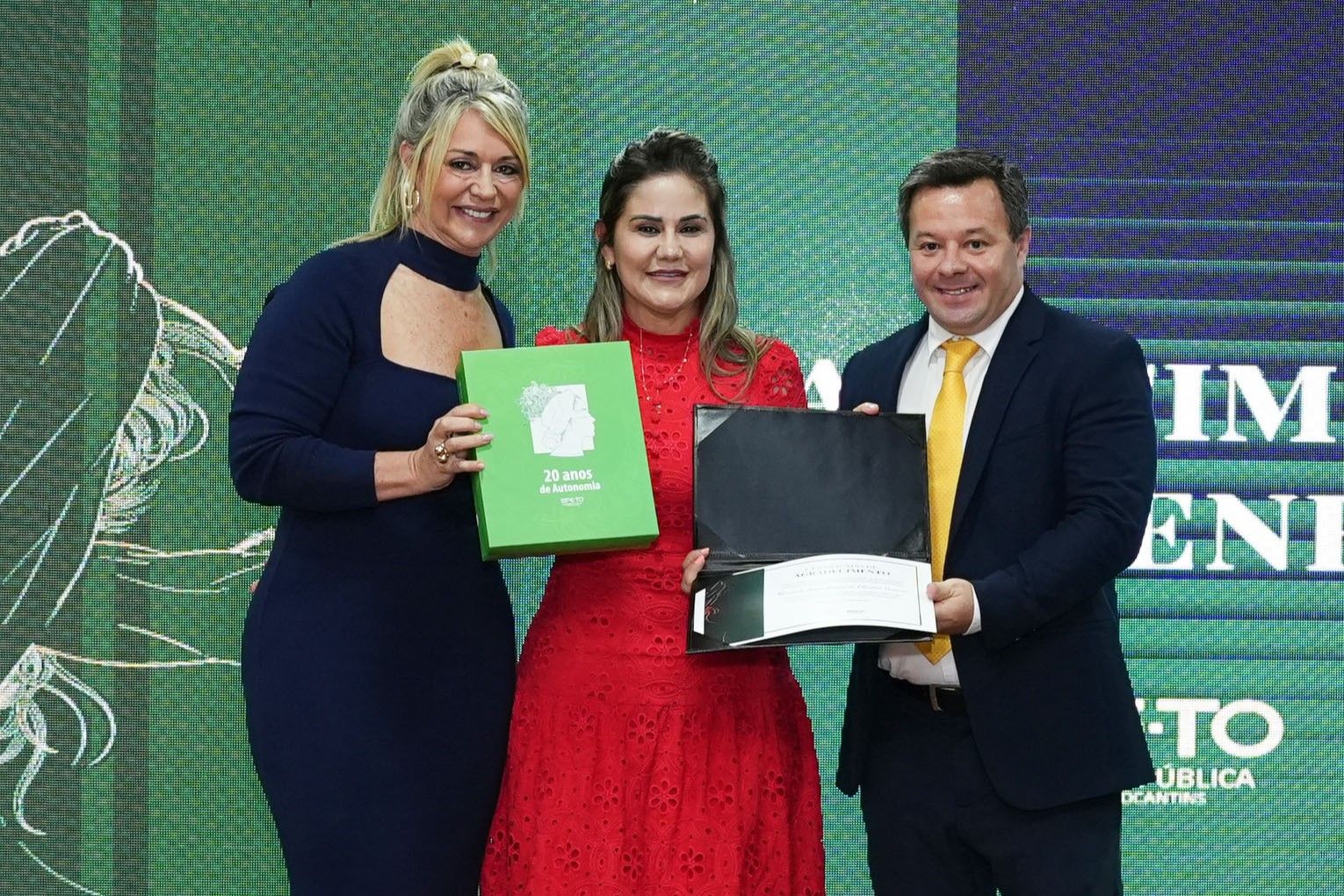 Estellamaris Postal (E) e Danilo Frasseto (D) com a prefeita de Goianorte Maria de Jesus Amaro de Oliveira Parente