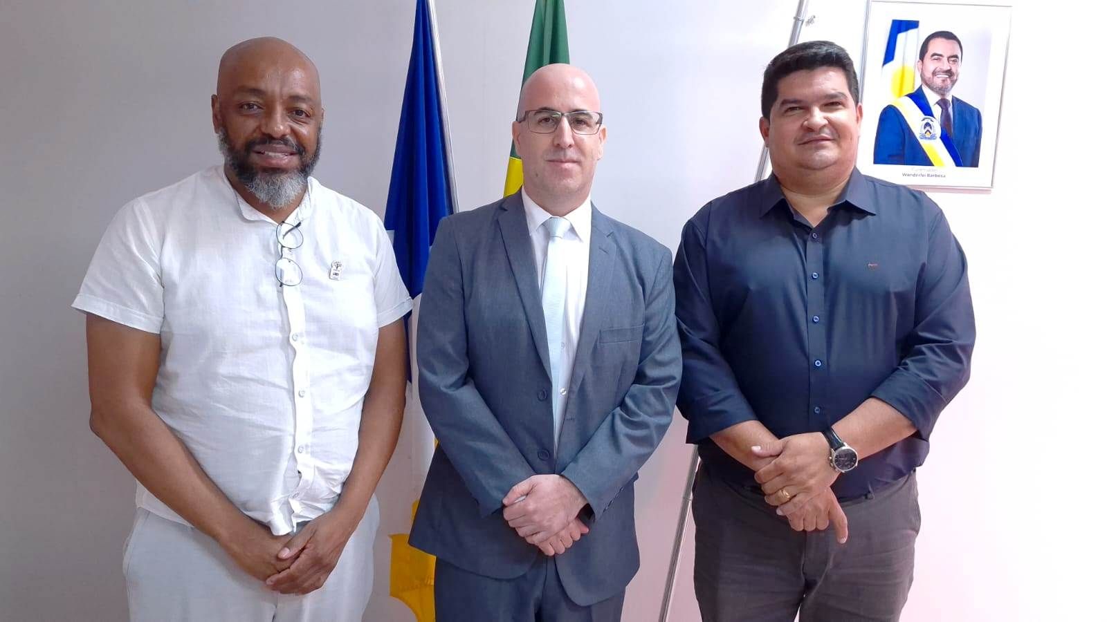 Sandro Ferreira ( C ) com o secretário Carlos Felinto (D) e o superintendente Robson José